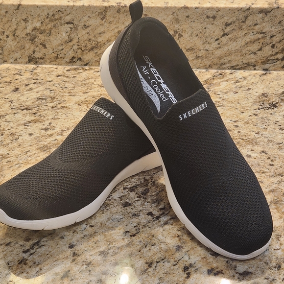 Ladies Size 8 Skechers Air Cooled Arch Fit Slip On Casual Comfort Shoes. - Picture 2 of 5